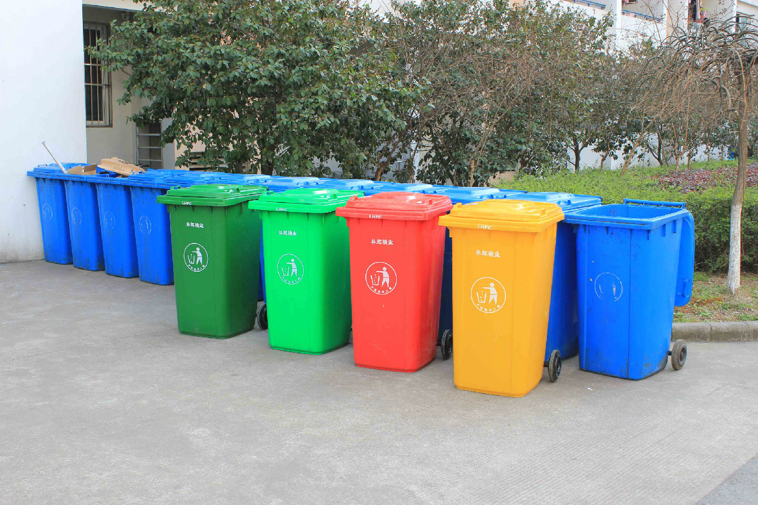 塑料环保垃圾桶颜色各不同.jpg