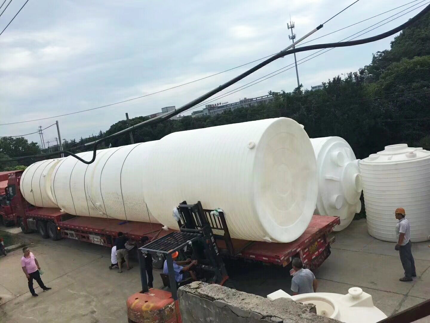 林辉塑业塑料储罐装货现场.jpg 林辉塑业塑料储罐装货现场.jpg