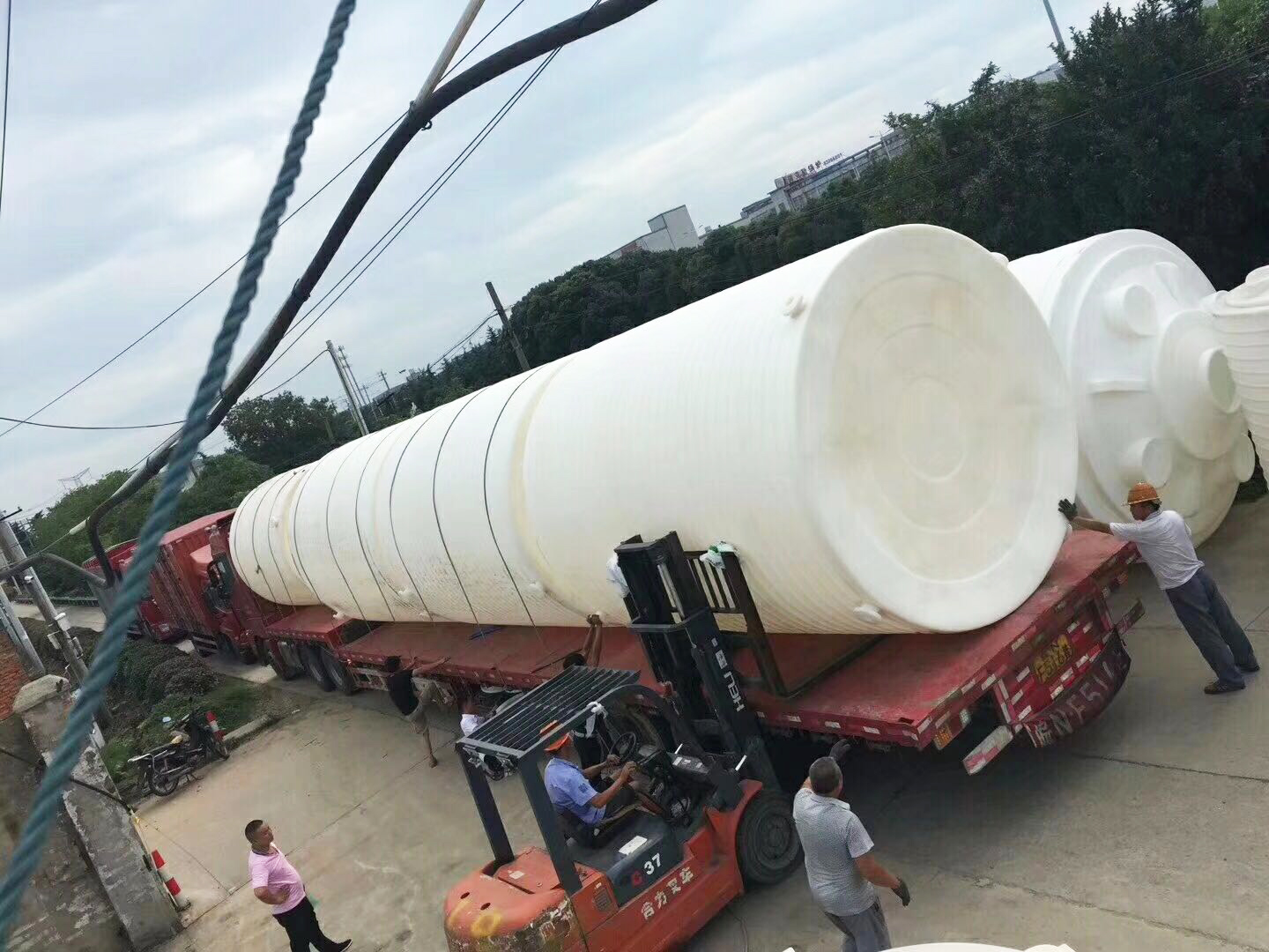 林辉塑业塑料储罐装货现场.jpg 林辉塑业塑料储罐装货现场.jpg